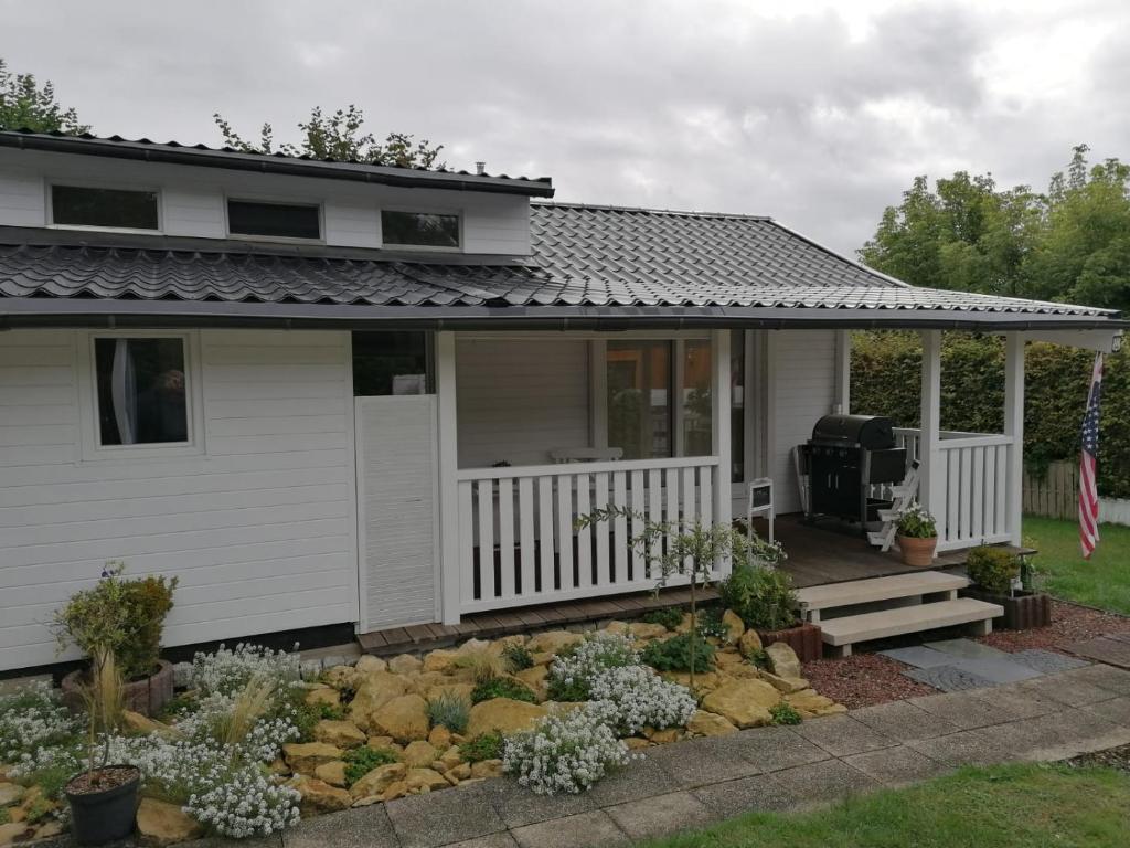Casa blanca pequeña con porche y jardín en Casa Lira Baumberge, en Billerbeck