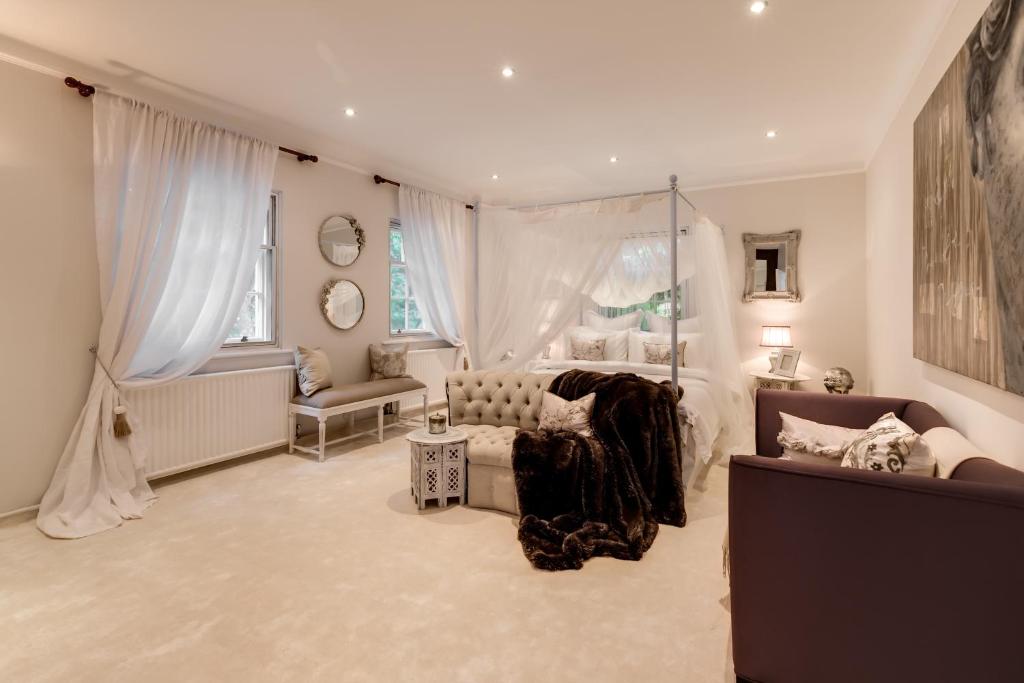 Fargain Luxury Homes - CHEYNE