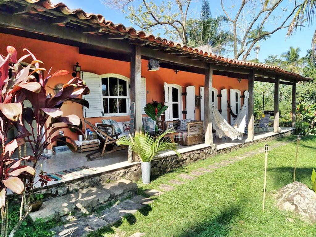 una casa pequeña con una naranja en Casa na Feiticeira, en Ilhabela