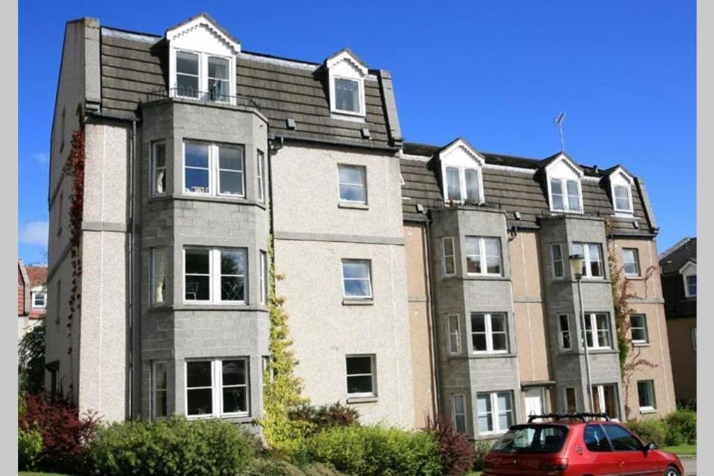 Ferryhill Apartment - Central Location with Private Parking