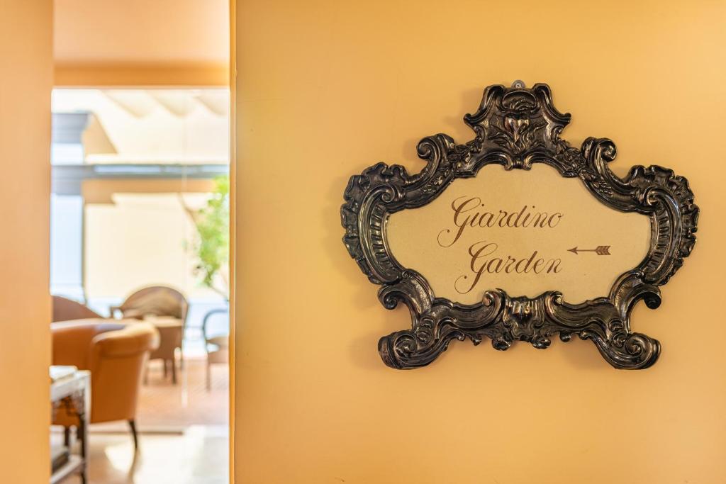 A seating area at Hotel S. Anna