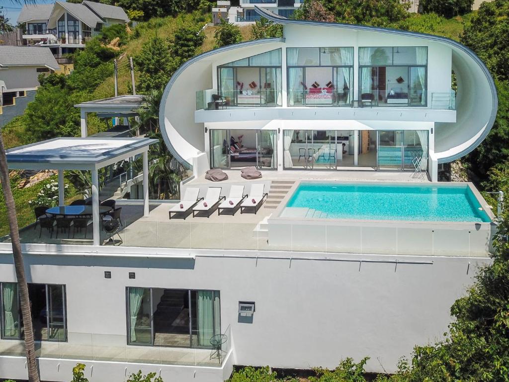 eine Luftansicht eines Hauses mit Pool in der Unterkunft Villa Zen Sushi in Lamai