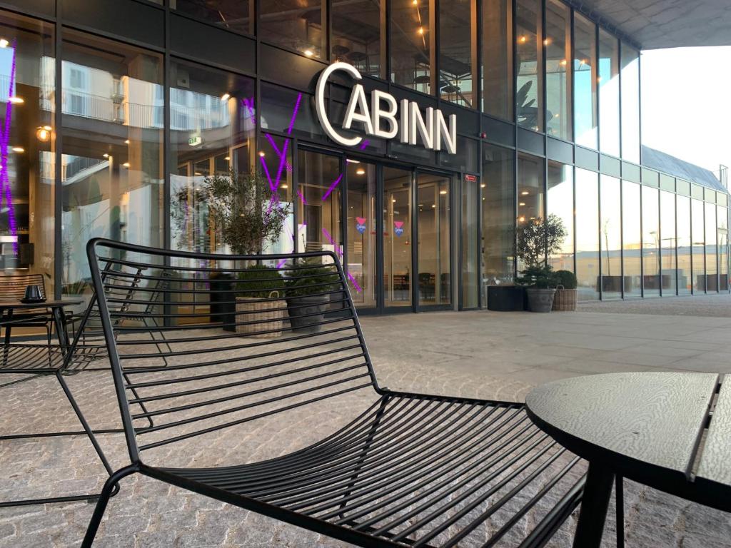 un banco negro sentado frente a un edificio en Cabinn Copenhagen, en Copenhague