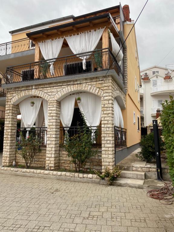 Το κτήριο όπου στεγάζεται  το διαμέρισμα