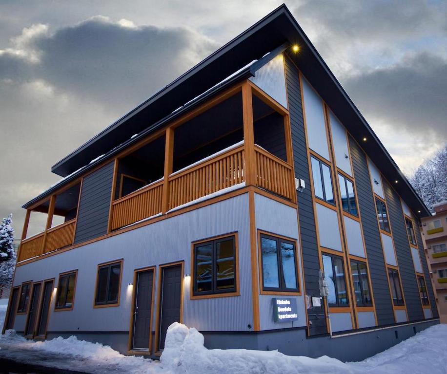 uma casa com uma varanda em cima em Hakuba Gondola Apartments em Hakuba