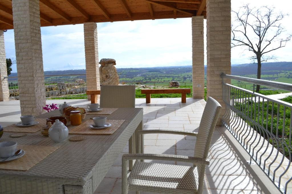 un tavolo e sedie su un patio con vista di Le Dimore della Via Lattea ad Alberobello