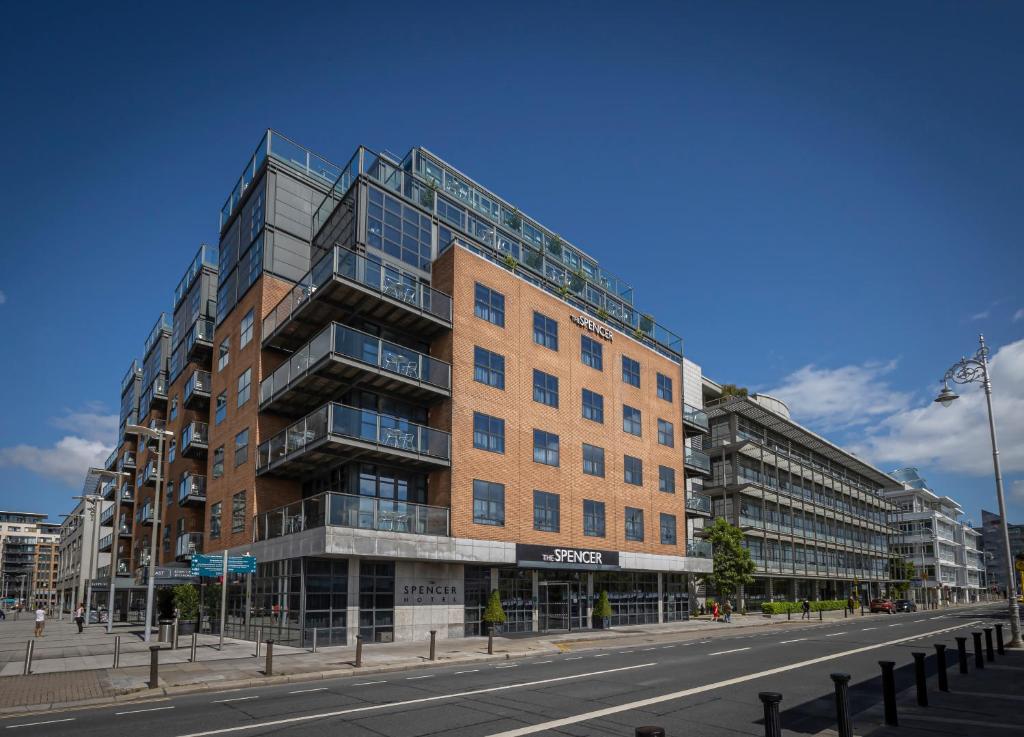 un edificio alto en una calle de la ciudad con una carretera en The Spencer Hotel, en Dublín