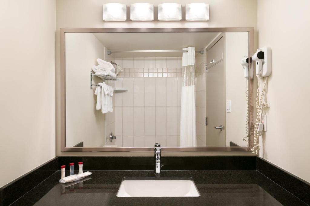 Best Western Plus Pitt Meadows Inn & Suites - Large King Room - Non-Smoking