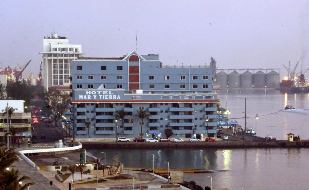 Výhled na řeku, která protéká v blízkosti hotelu