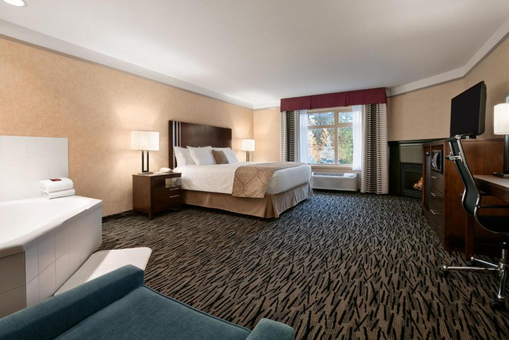 Postel nebo postele na pokoji v ubytování Best Western Plus Pitt Meadows Inn & Suites