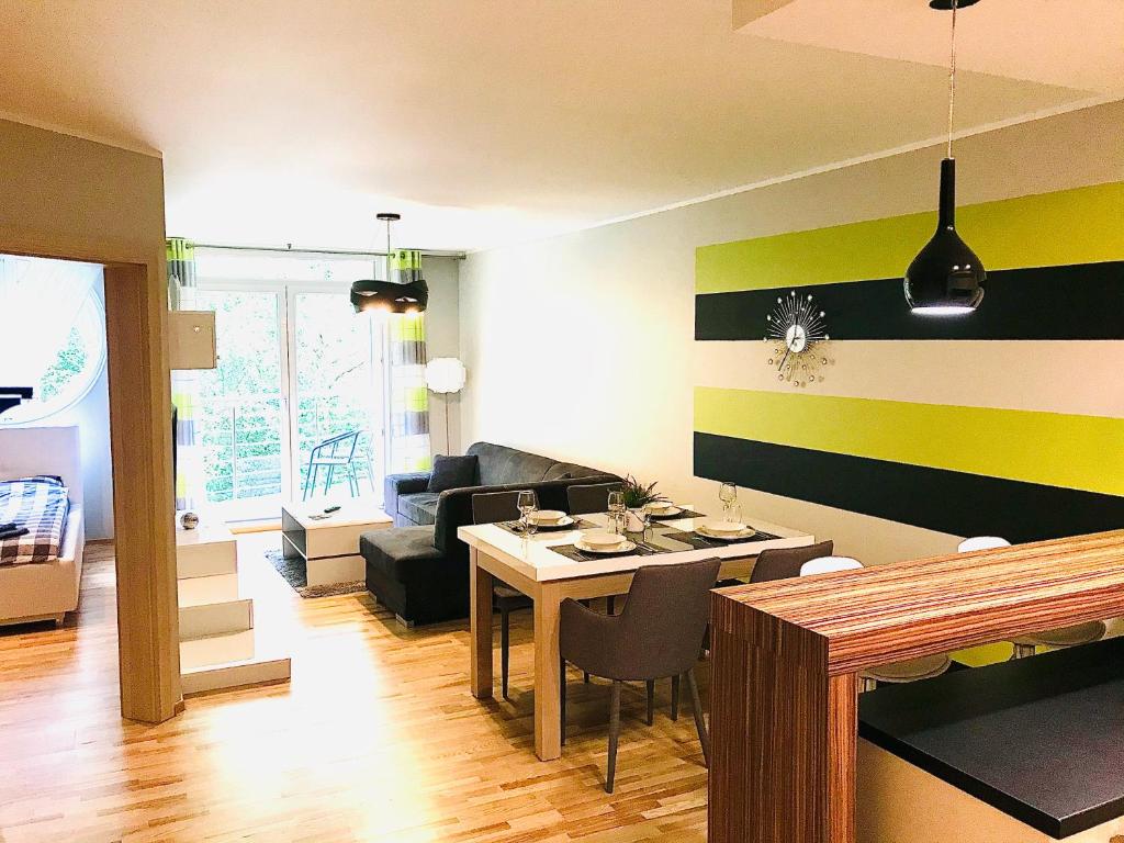 sala de estar con mesa y sofá en Apartament LATARNIKA, en Jastrzębia Góra