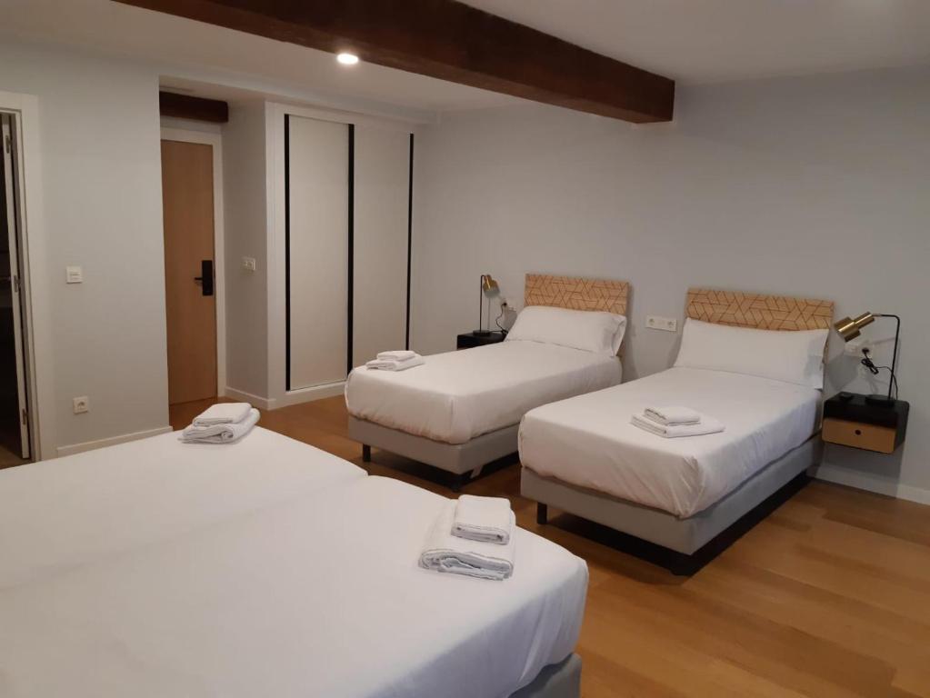 Postel nebo postele na pokoji v ubytování Hotel Puerto de Llanes