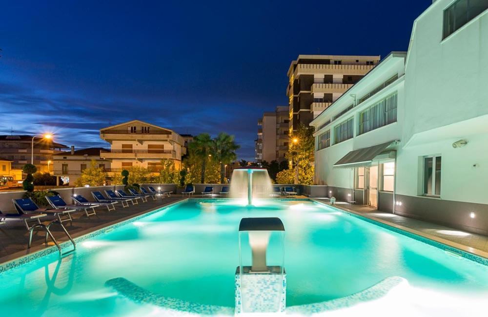 Bazén v ubytování Hotel Excelsior nebo v jeho okolí