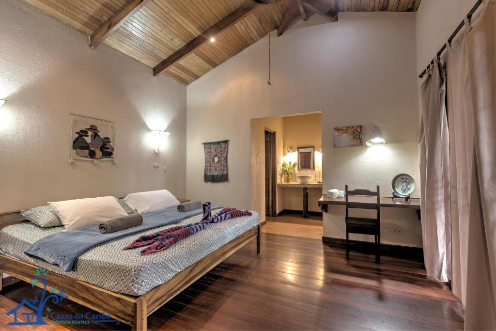 1 dormitorio con cama y escritorio en Casa Koda Beach Front, en Cocles