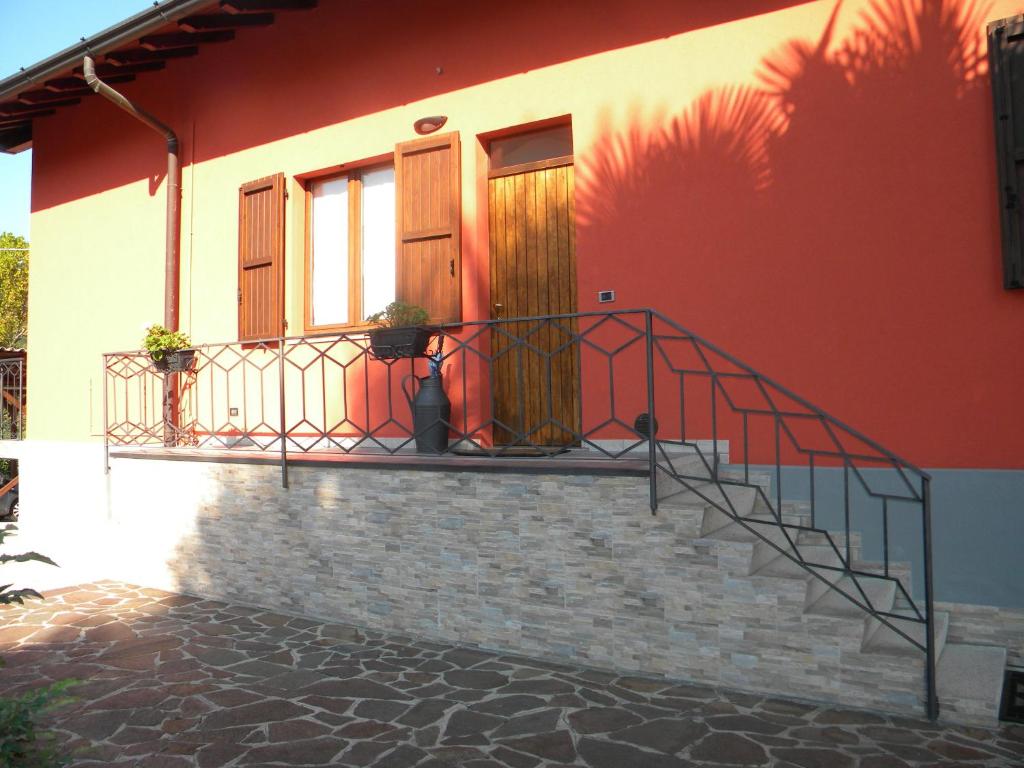 una casa con una escalera delante de una puerta en il tasso, en Mapello