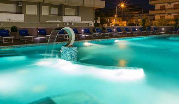 Bazén v ubytování Hotel Excelsior nebo v jeho okolí
