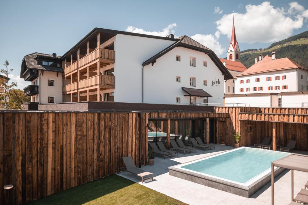 Bazén v ubytování Hotel Gasthof Jochele nebo v jeho okolí