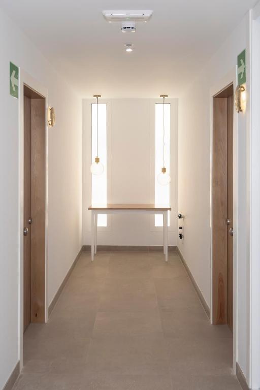 a hallway with a table in the middle of a room at Hotel Senderos in Agua Amarga