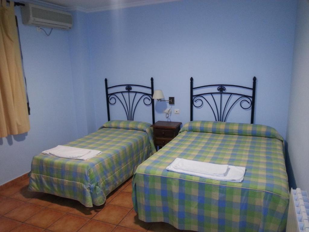 Postel nebo postele na pokoji v ubytování Hostal las Tres Jotas