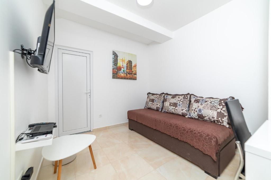 TV a/nebo společenská místnost v ubytování Java Apartments