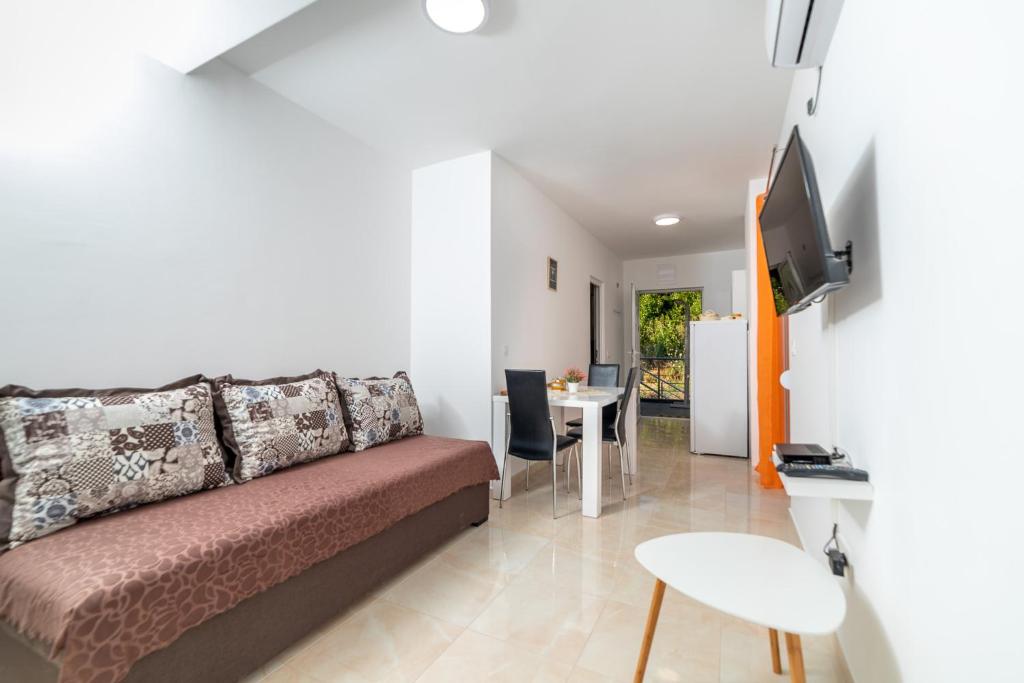 TV a/nebo společenská místnost v ubytování Java Apartments