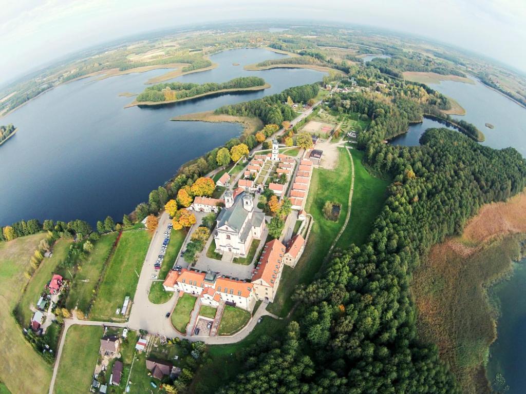 Widok z lotu ptaka na obiekt Pokamedulski Klasztor w Wigrach