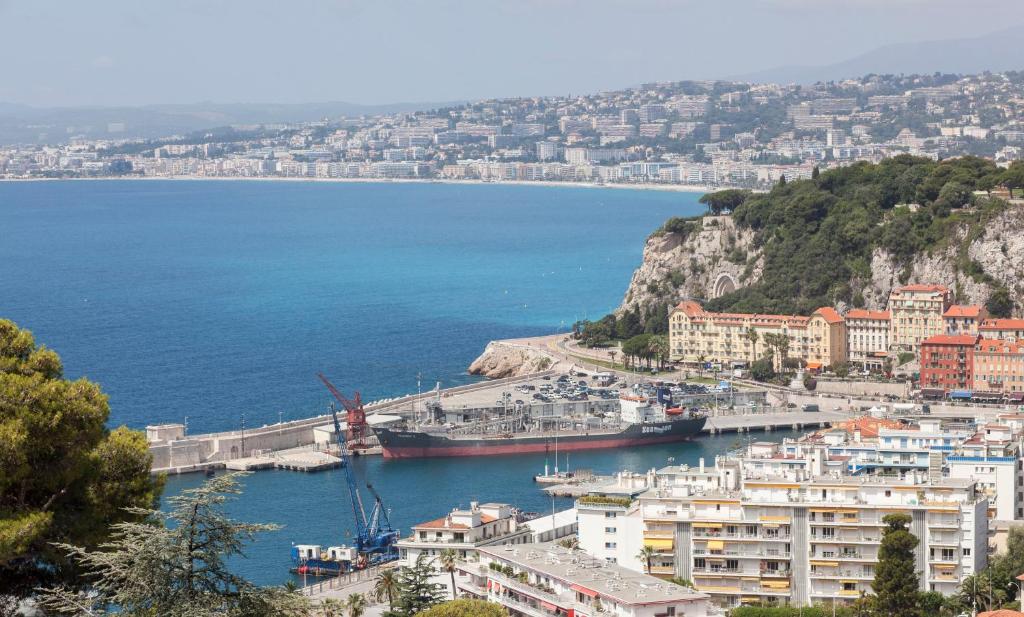 Blick auf einen Hafen mit einem Schiff im Wasser in der Unterkunft Mont Boron Magnificent View-3 Rooms - Wifi - A.C in Nizza