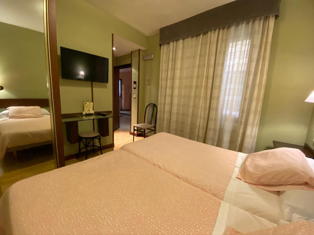 Postel nebo postele na pokoji v ubytování Hostal Concejo