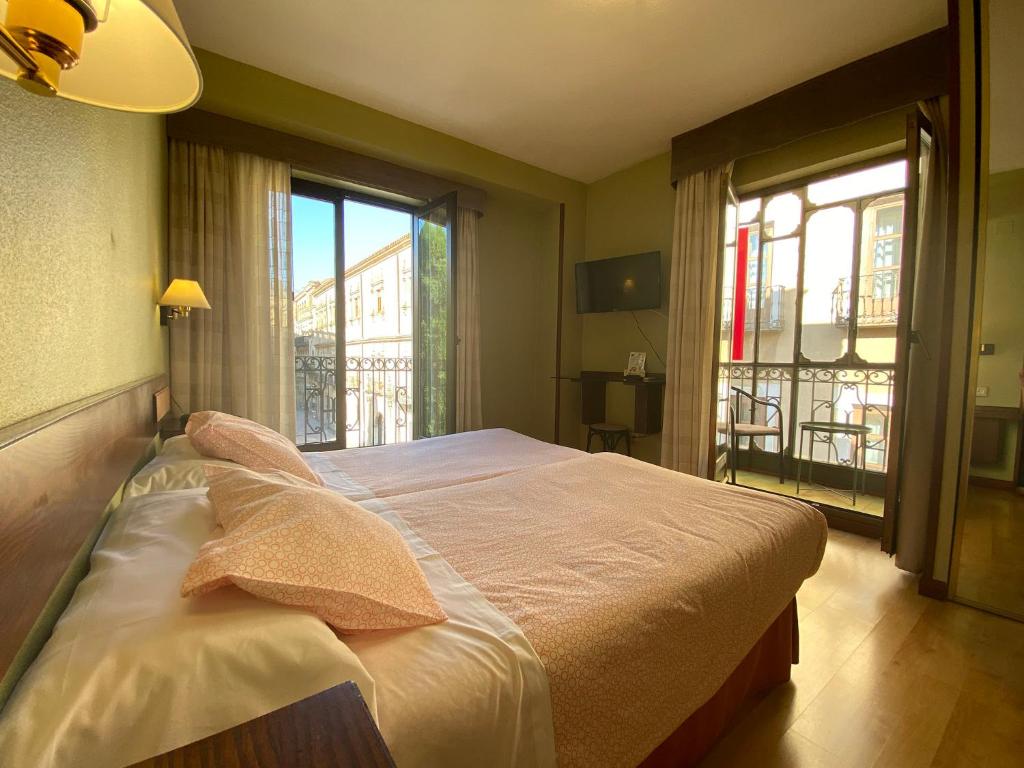 Postel nebo postele na pokoji v ubytování Hostal Concejo