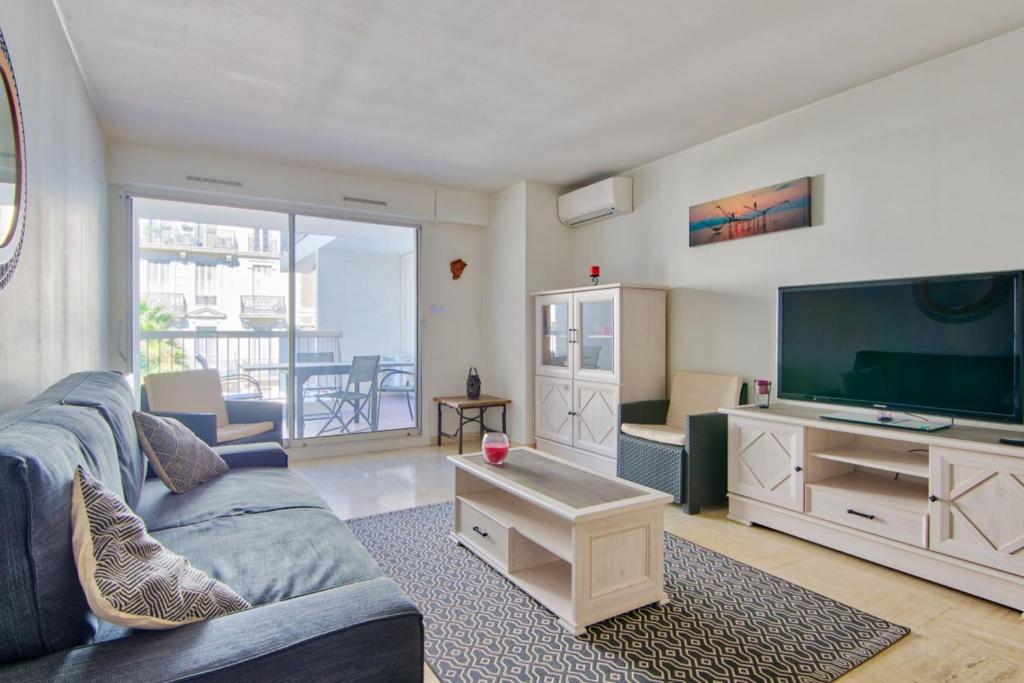 1br w AC and terrace in the heart of Toulon near train station Welkeys