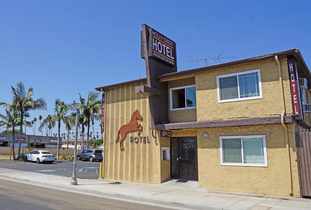 Holly Crest Hotel - Los Angeles, LAX Airport في إنجلوود: مبنى عليه لوحه خيول