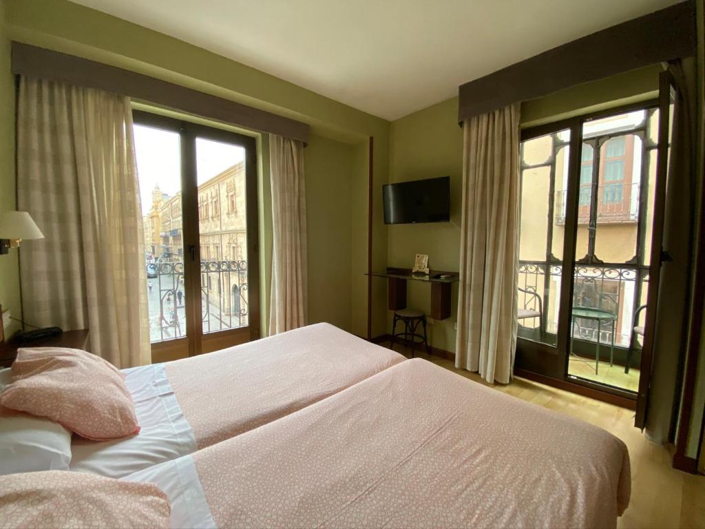 Postel nebo postele na pokoji v ubytování Hostal Concejo