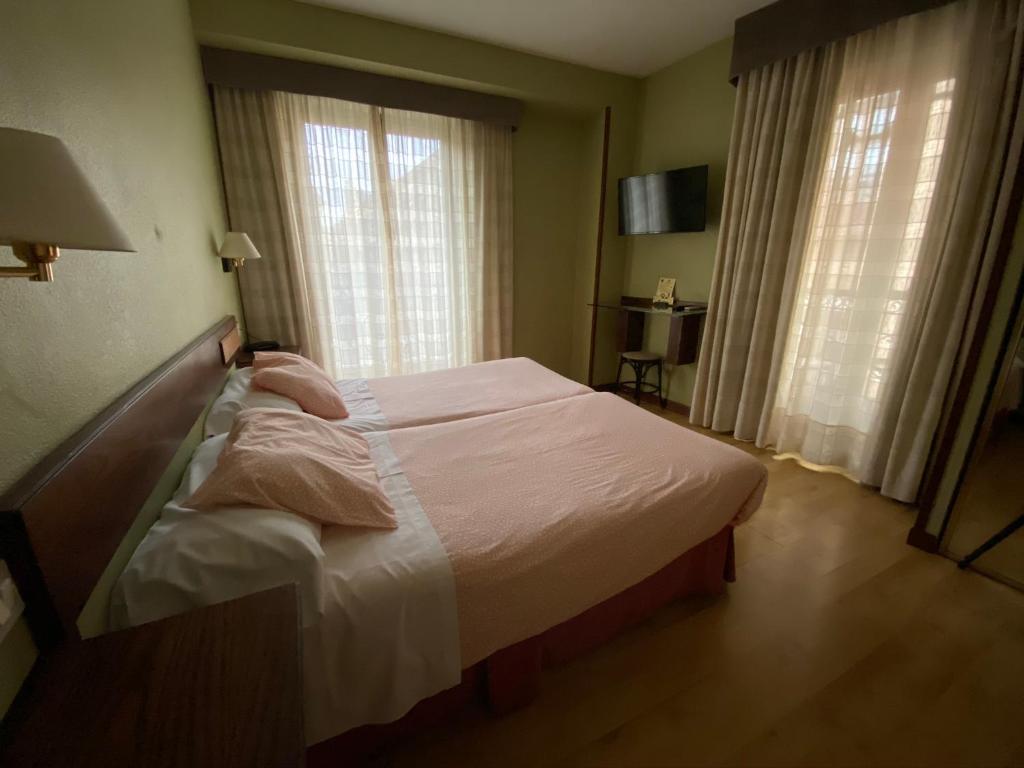 Postel nebo postele na pokoji v ubytování Hostal Concejo