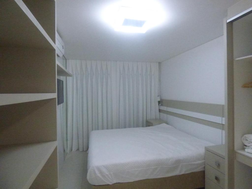  Apartamento Luxo 3 Dormitórios - Praia de Palmas Cód AP100