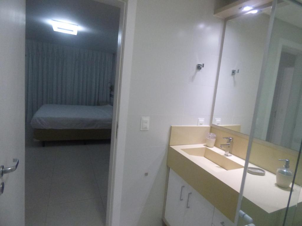  Apartamento Luxo 3 Dormitórios - Praia de Palmas Cód AP100