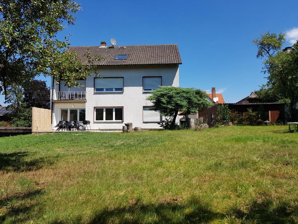 Ferienwohnung Eyb mit Terrasse und Garten - Apartment With Terrace