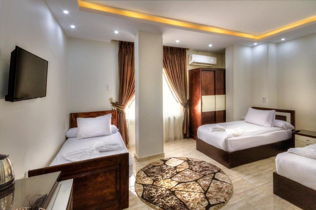 A bed or beds in a room at TuT Pyramids View