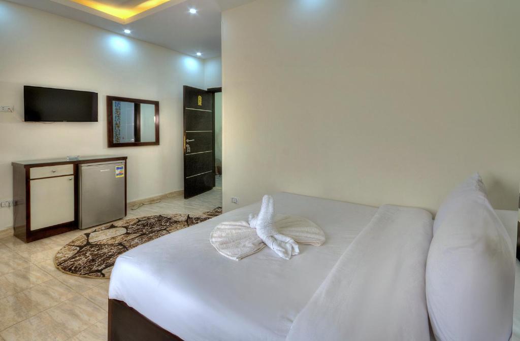 A bed or beds in a room at TuT Pyramids View