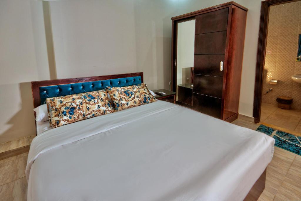 A bed or beds in a room at TuT Pyramids View