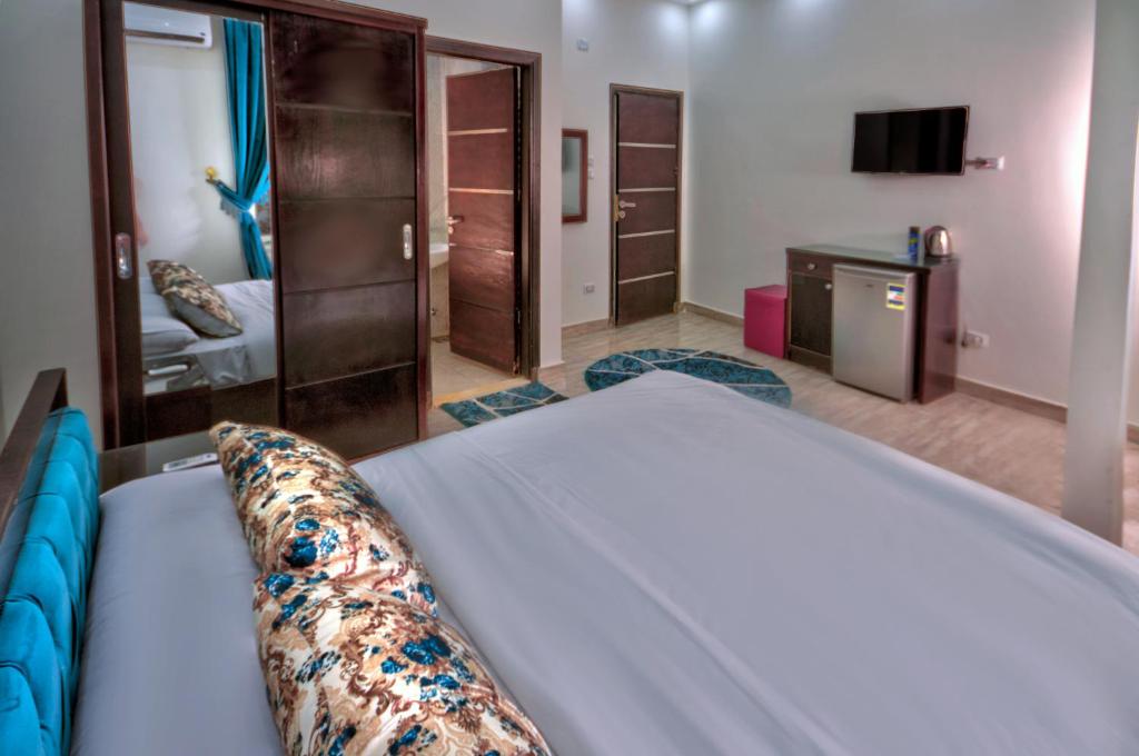 A bed or beds in a room at TuT Pyramids View