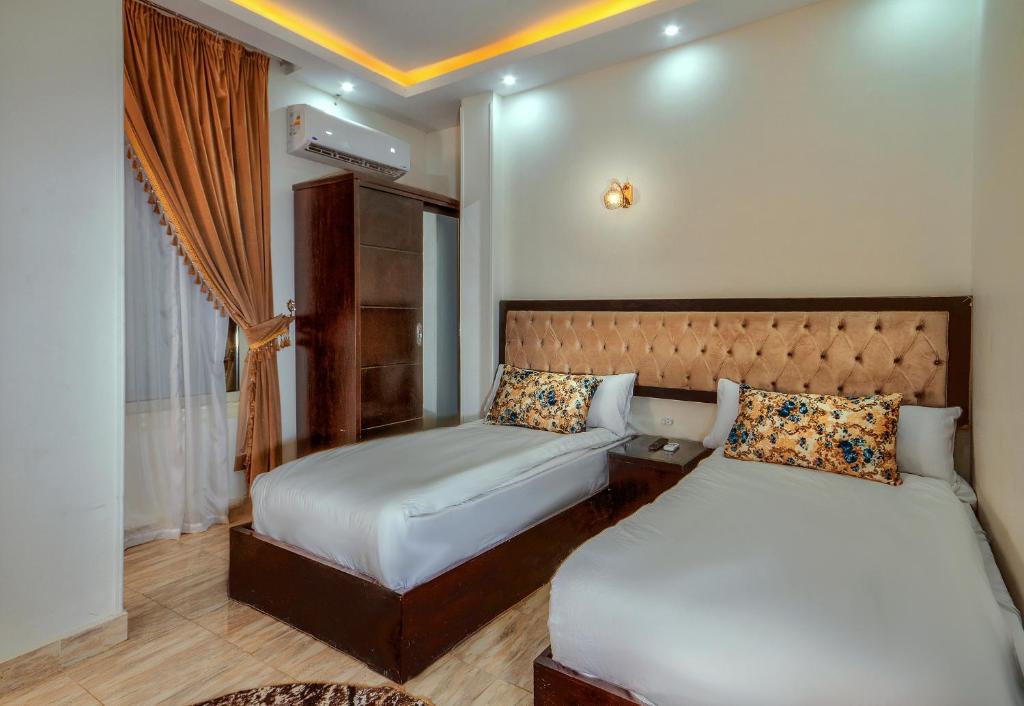 A bed or beds in a room at TuT Pyramids View