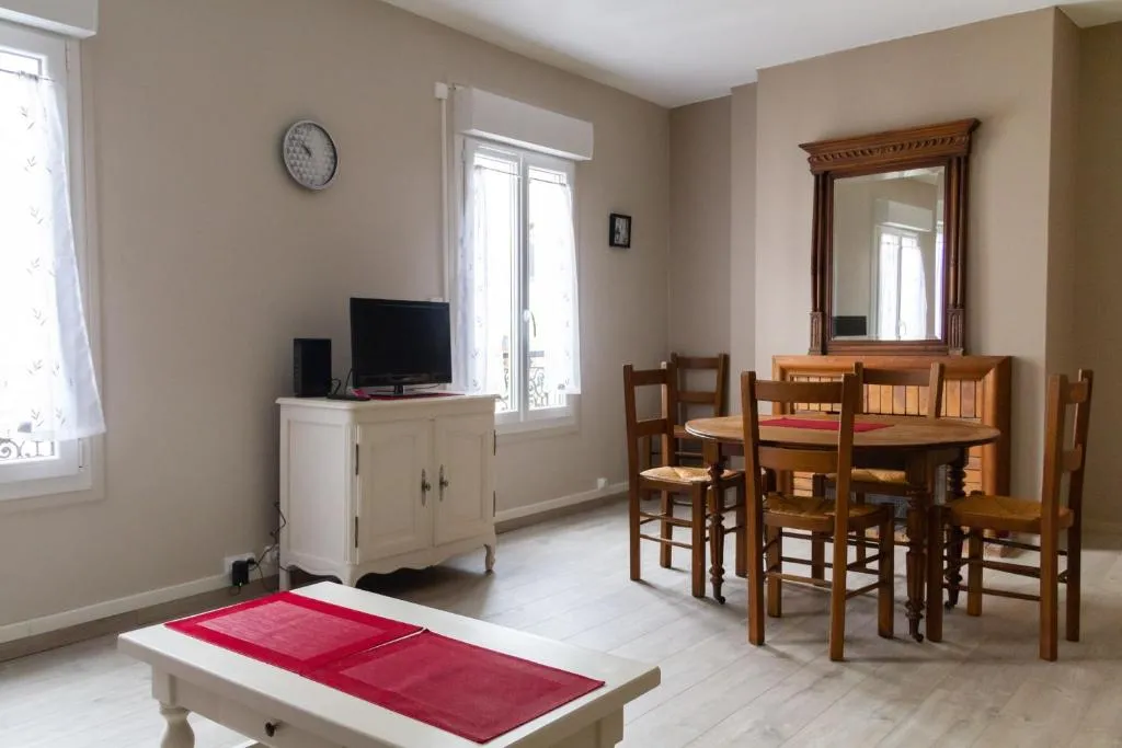 Bright apt near Nation, Paris, Franţa