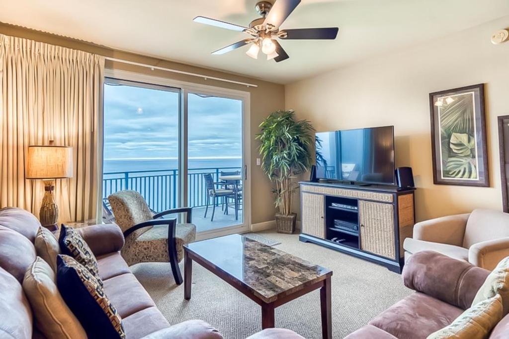 ein Wohnzimmer mit Sofa und Fernseher in der Unterkunft Sterling Breeze 2304 in Panama City Beach