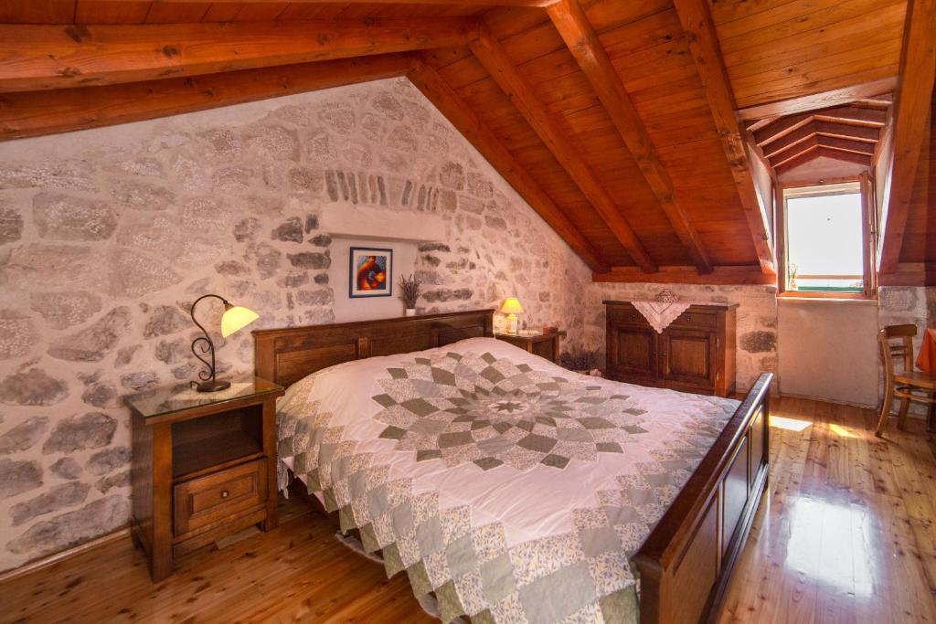 Posteľ alebo postele v izbe v ubytovaní Old stone house