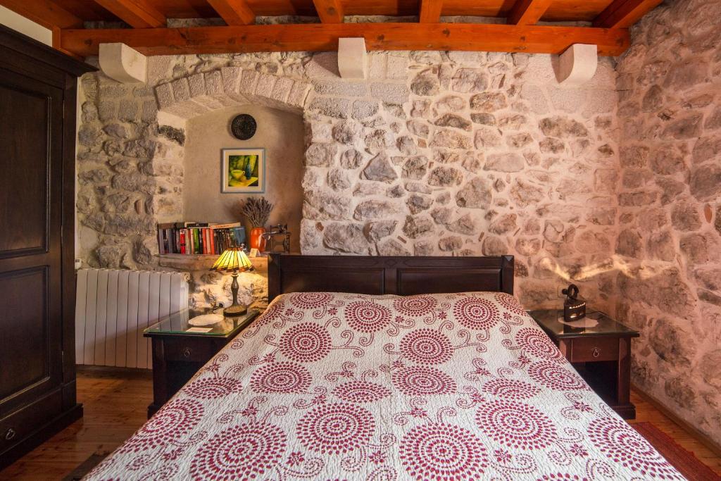 Posteľ alebo postele v izbe v ubytovaní Old stone house