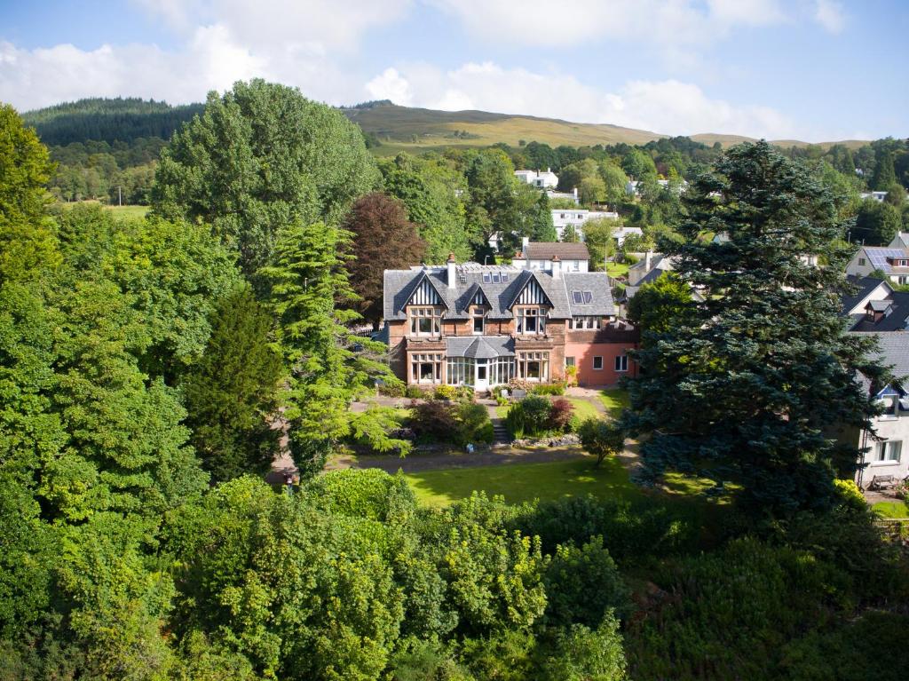 une vue aérienne d'une grande maison dans les bois dans l'établissement Ravenswood Pod, à Fort William