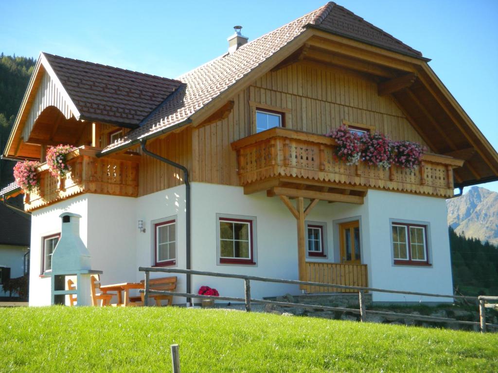 a large house with a balcony on top of it at Ferienhaus Longa in Weisspriach