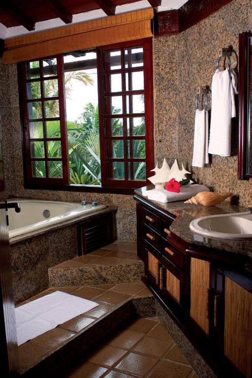 a bathroom with a tub and a sink and a bath tub at Trópico de Capricórnio in Búzios