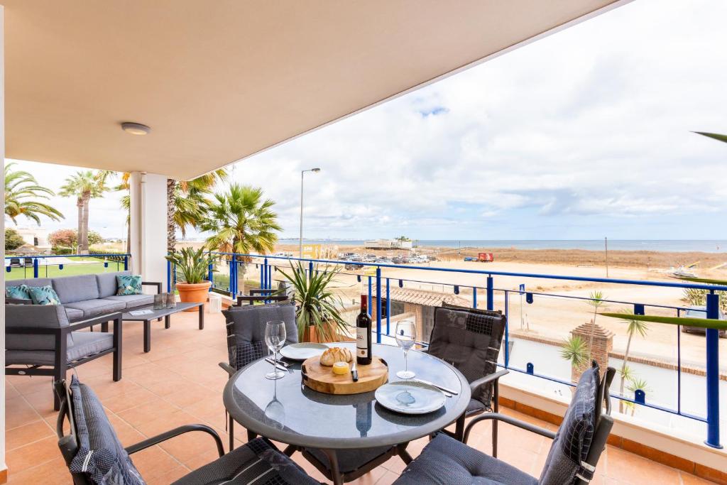balcone con tavolo, sedie e vista sulla spiaggia di Casa Azul luxury apartment (4p) Lagos, Meia Praia a Lagos