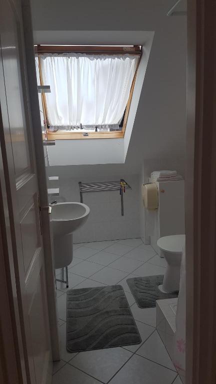 Kúpeľňa v ubytovaní SZENCZI VENDÉGHÁZ